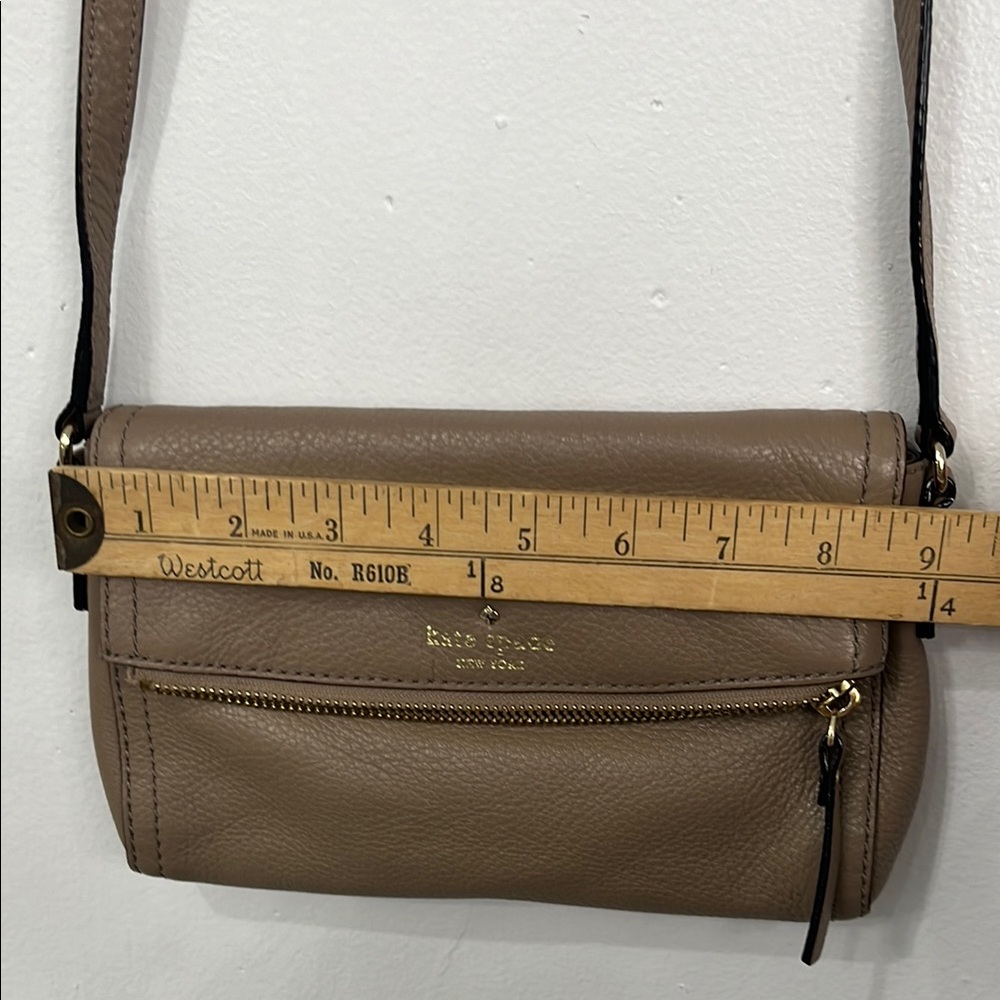 Kate Spade Brown Crossbody Bag with Timeless Appeal - Picture 7 of 9